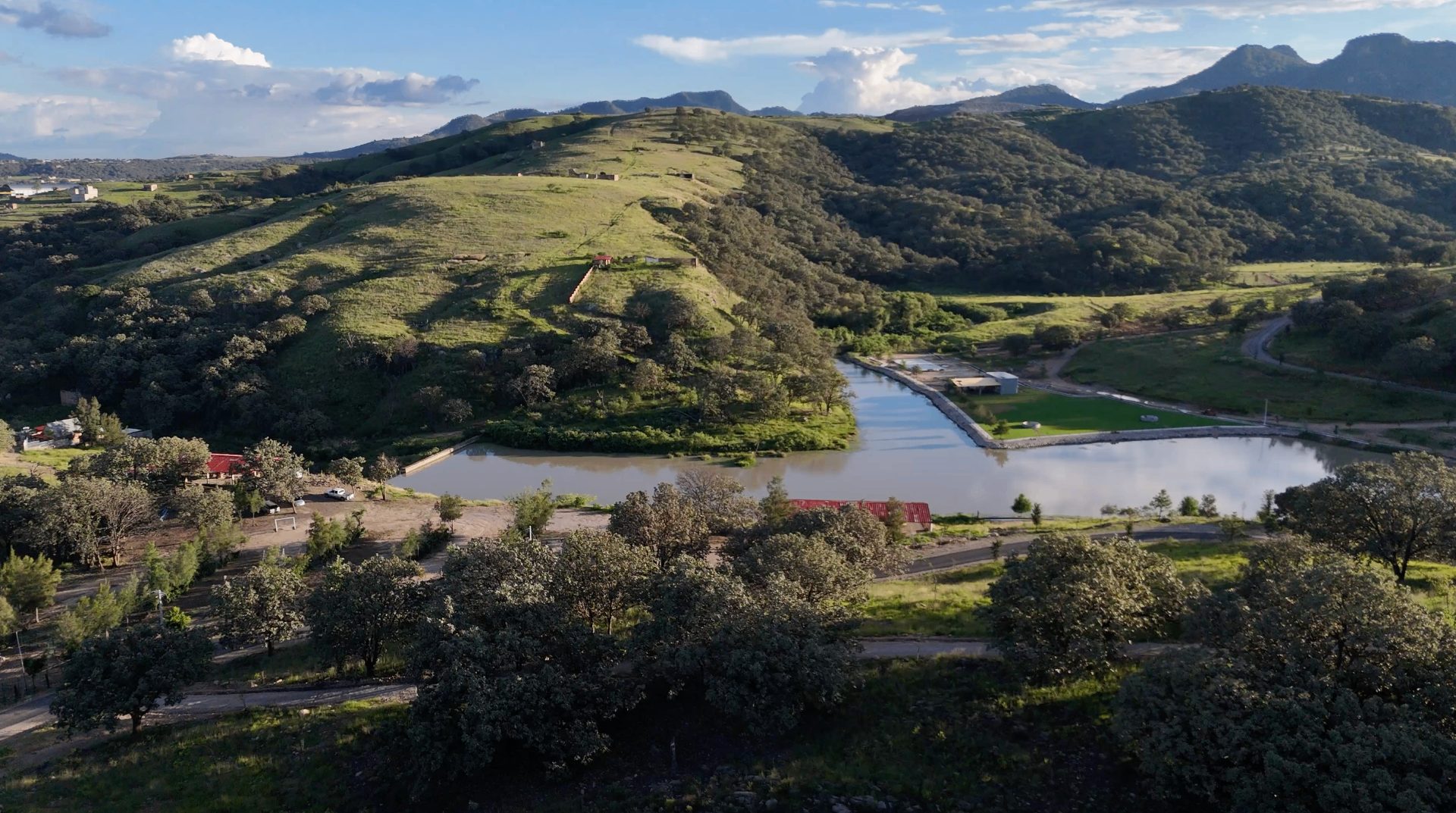 Vista aérea del lago, áreas verdes y elementos construidos de Tierra Viva