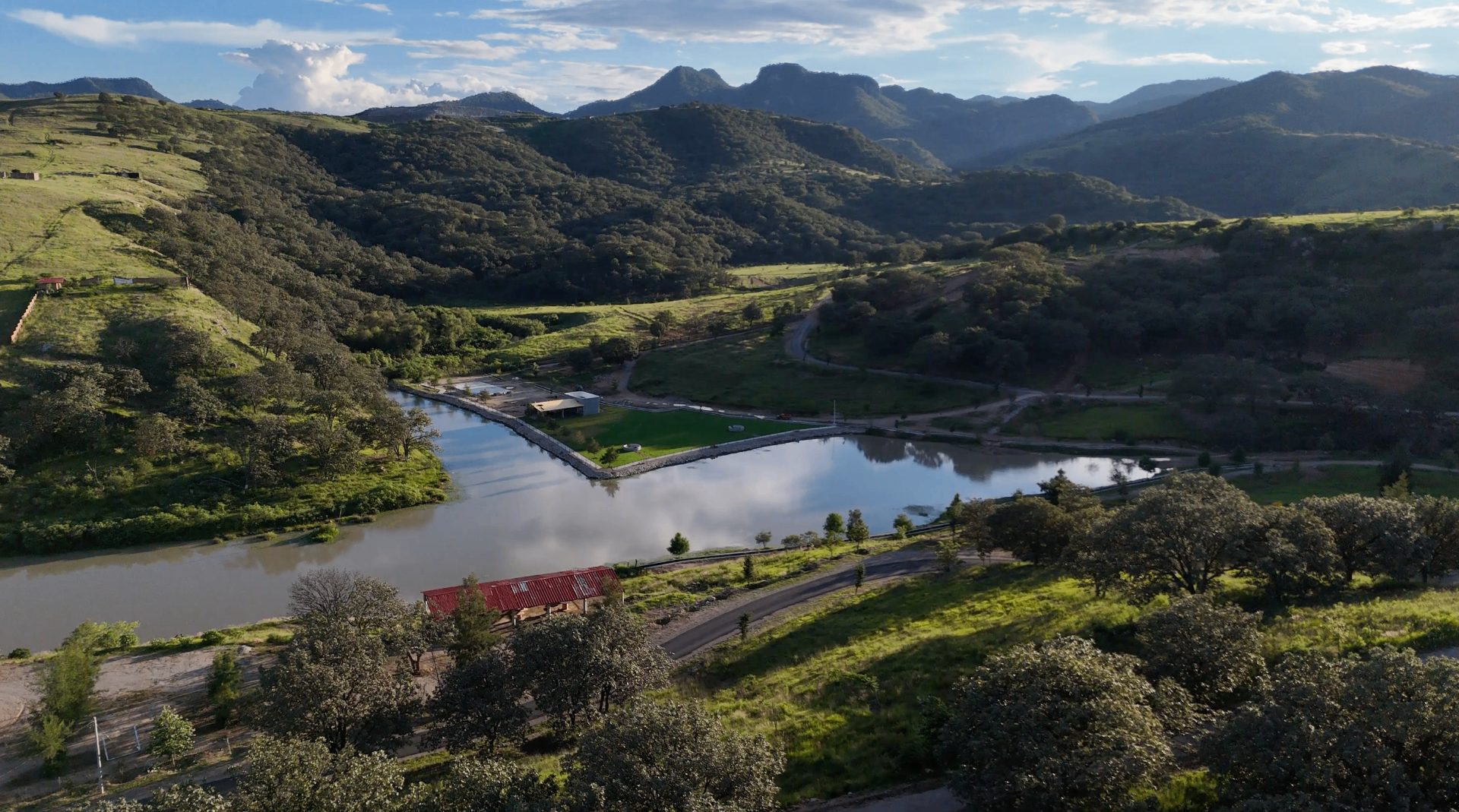 Vista aérea de Tierra Viva con el lago y las montañas del entorno