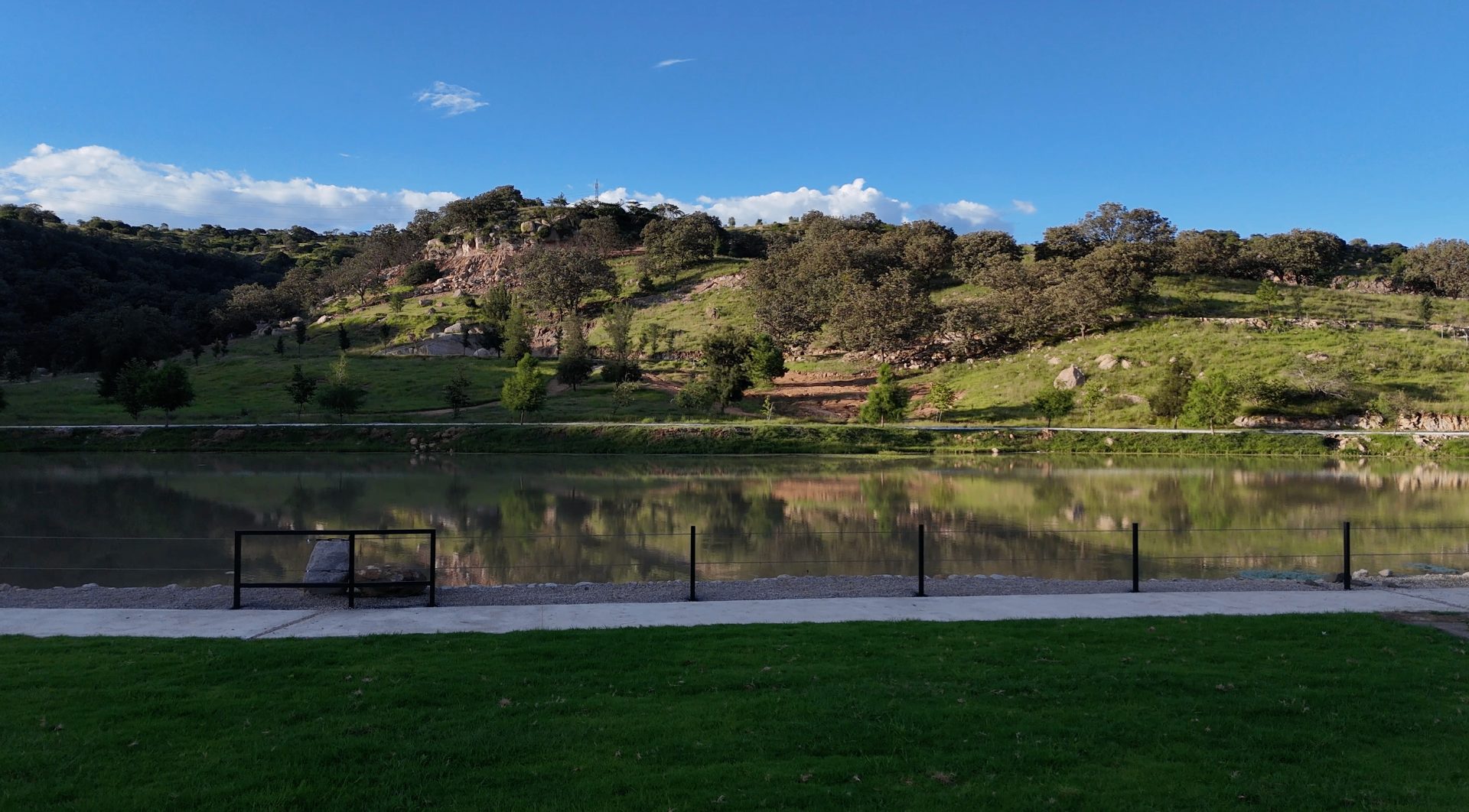 Lago de Tierra Viva a nivel de piso con andador y área verde